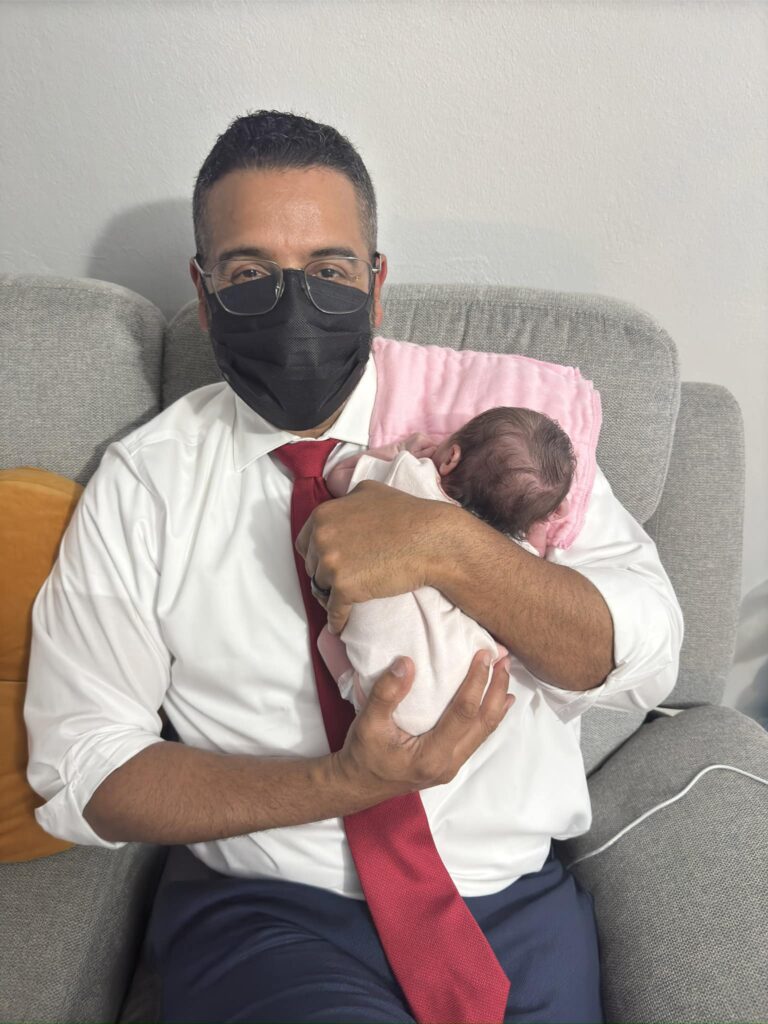 Jesus Manuel con su nieta