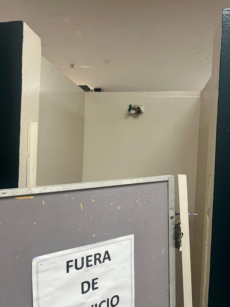 denuncia condiciones bano Lares 2
