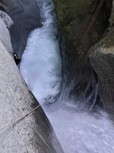 extraccion cuerpo mujer rappelling 2