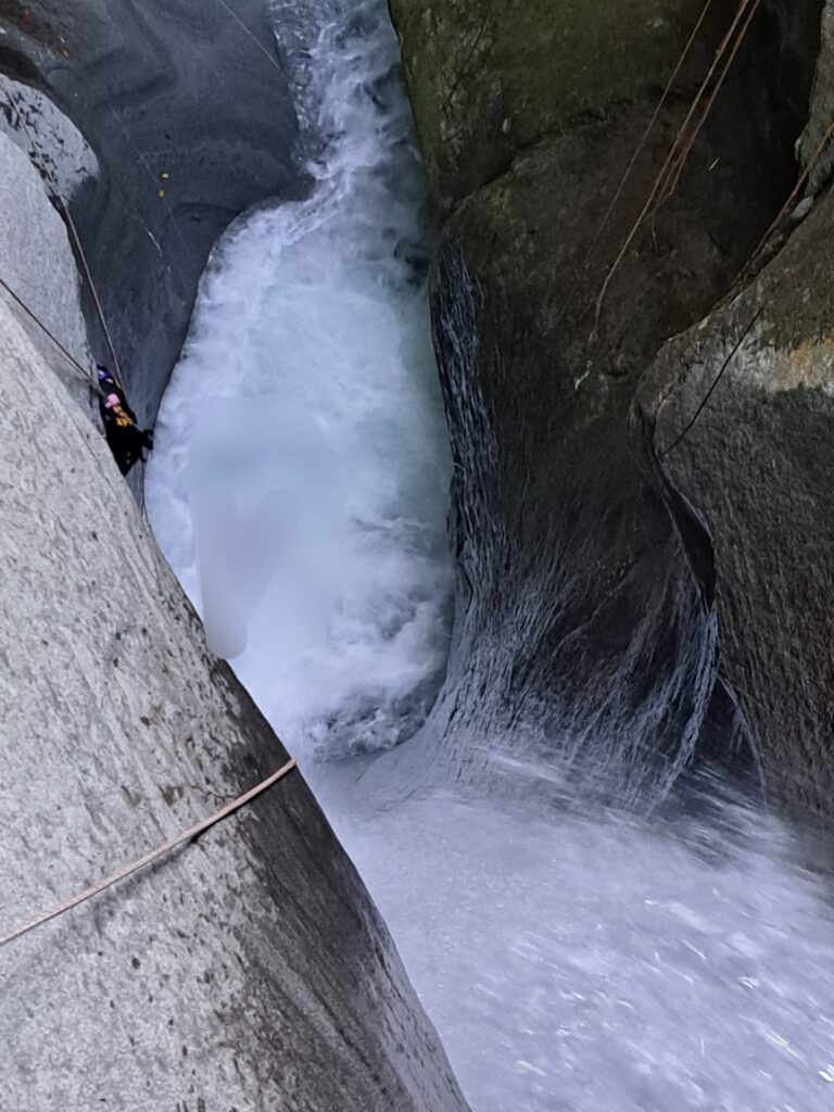 extraccion cuerpo mujer rappelling 2