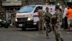 Tropas libanesas aseguran una calle de Beirut tras las explosiones del 17 de septiembre de 2024. (Crédito: Marwan Naamani/picture alliance/Getty Images).