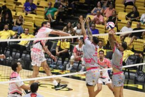 Jesse Coon de los Cafeteros rompe el bloqueo de los Caribes scaled
